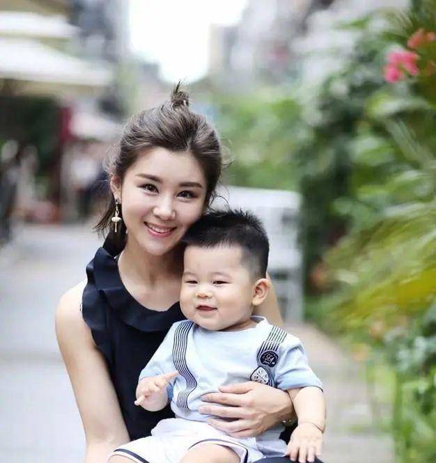 李小萌晒二娃近照,她身姿窈窕恢复神速,儿子眉眼像极了老公王雷_生活