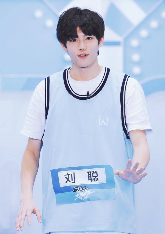 刘聪出生于2001年,是一位身高185厘米的帅气男孩.