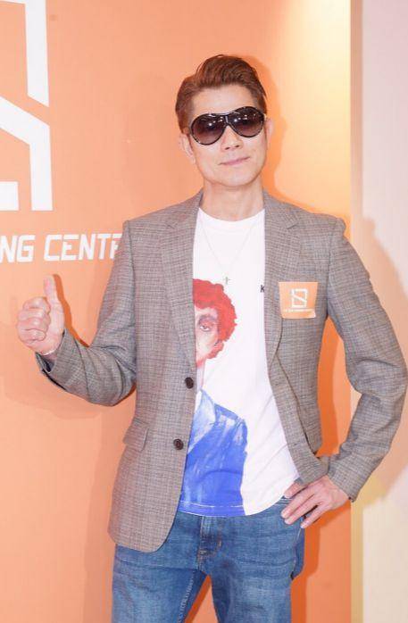 郭富城现身香港活动,以潮流服饰展现永恒风格,经典造型引发网络热议