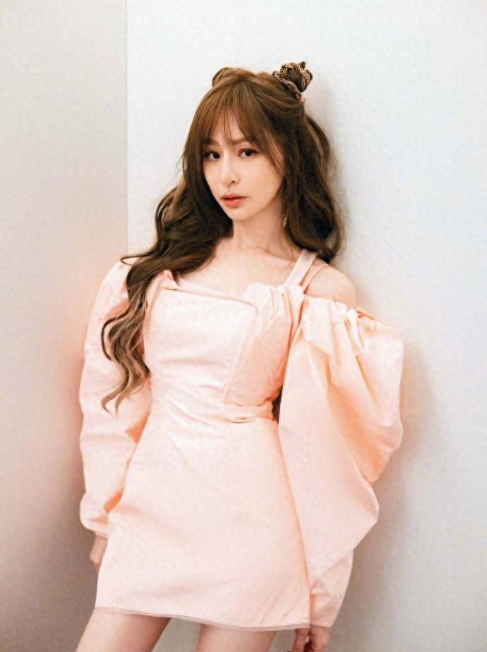 王心凌带火"美少女战士"造型,粉色连衣裙俏皮双丸子头,可真嫩_颜色