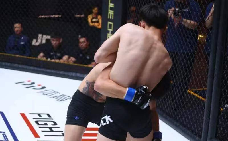 mma是一種規則極為開放的競技格鬥運動,既允許站立打擊,也可進_比賽