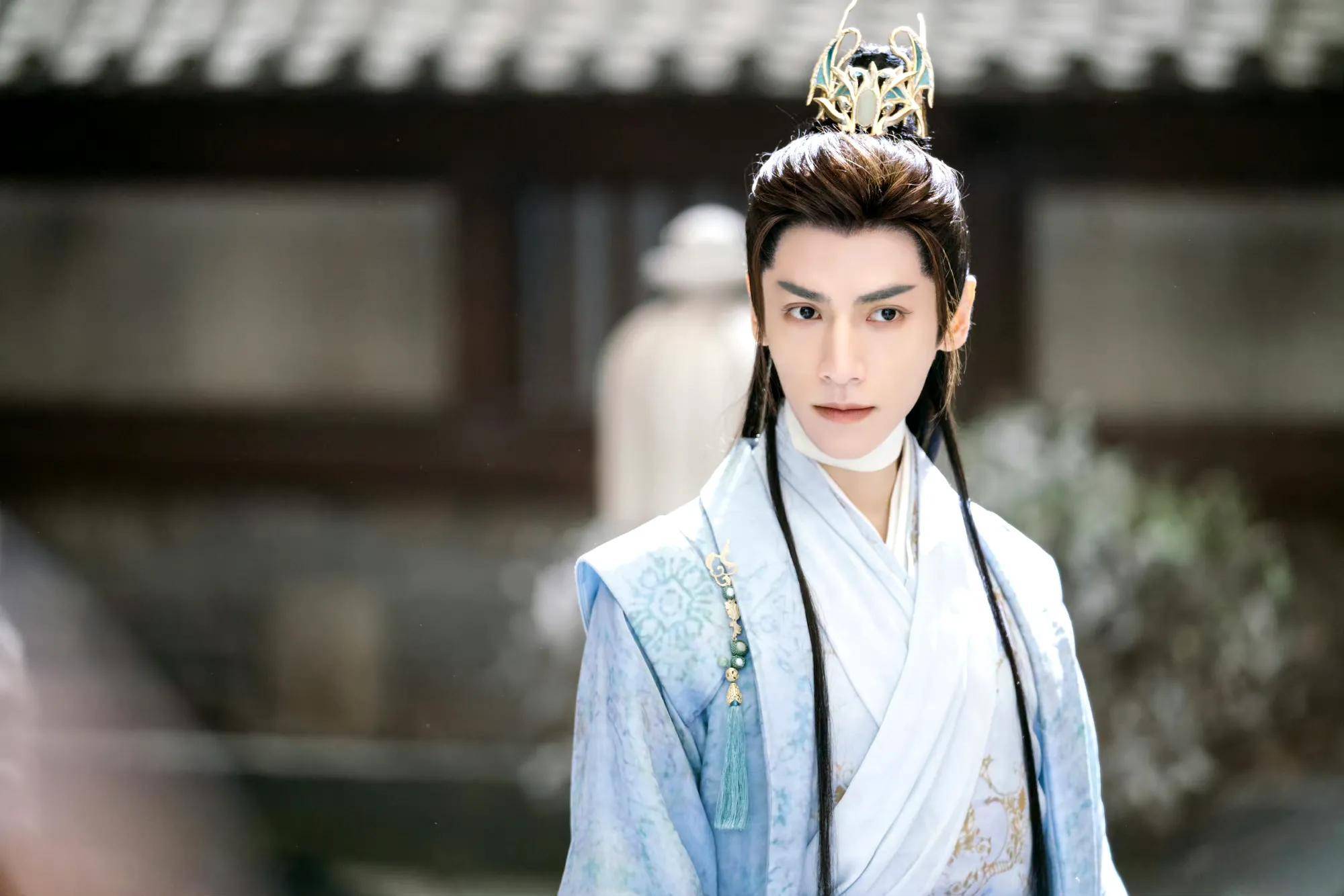 《长月烬明》罗云熙剧照澹台烬神颜合辑,背着男友收藏起来偷偷看