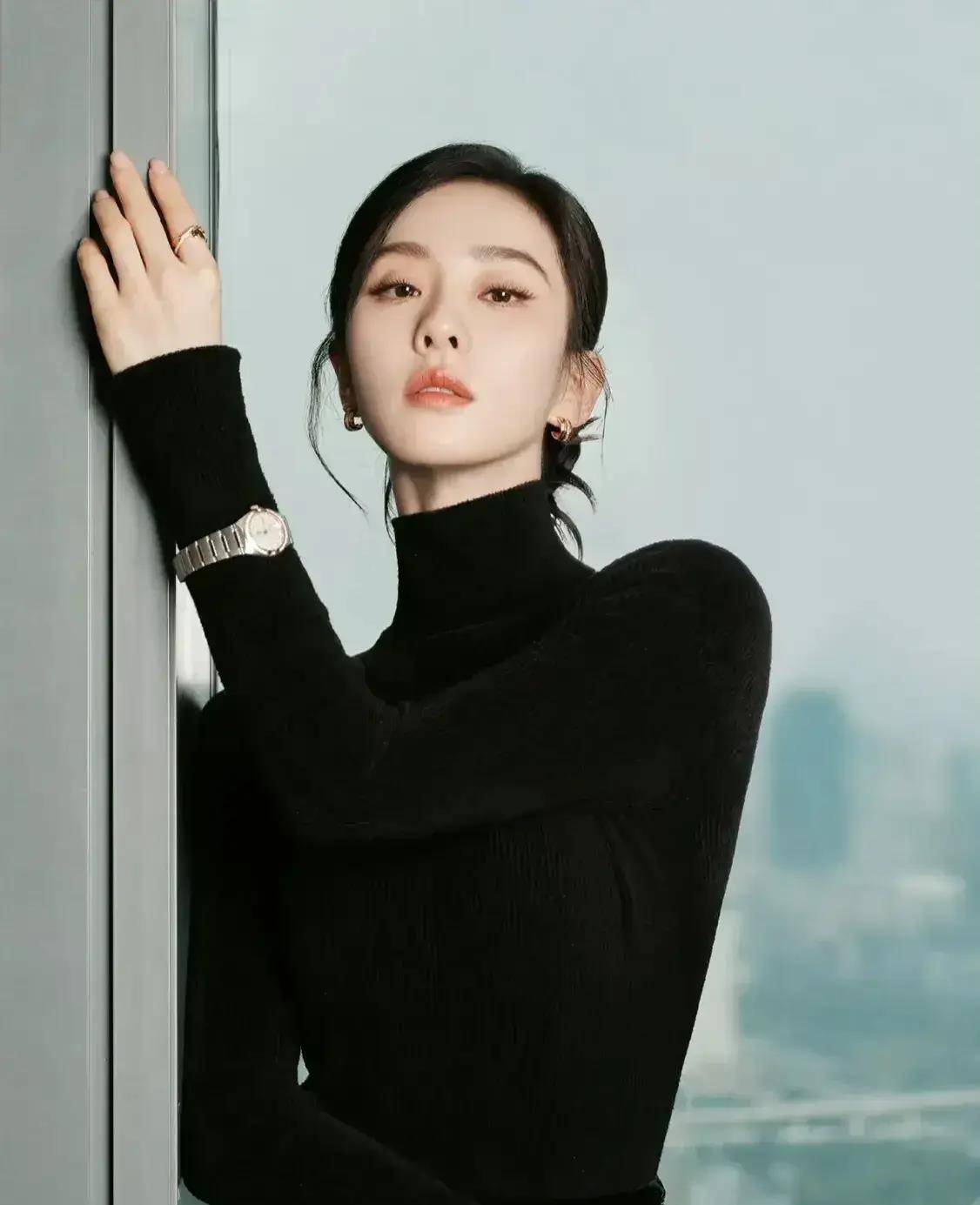 刘诗诗参加商业活动,一袭黑色长裙造型宛如黑天鹅引热议,真的美_身材