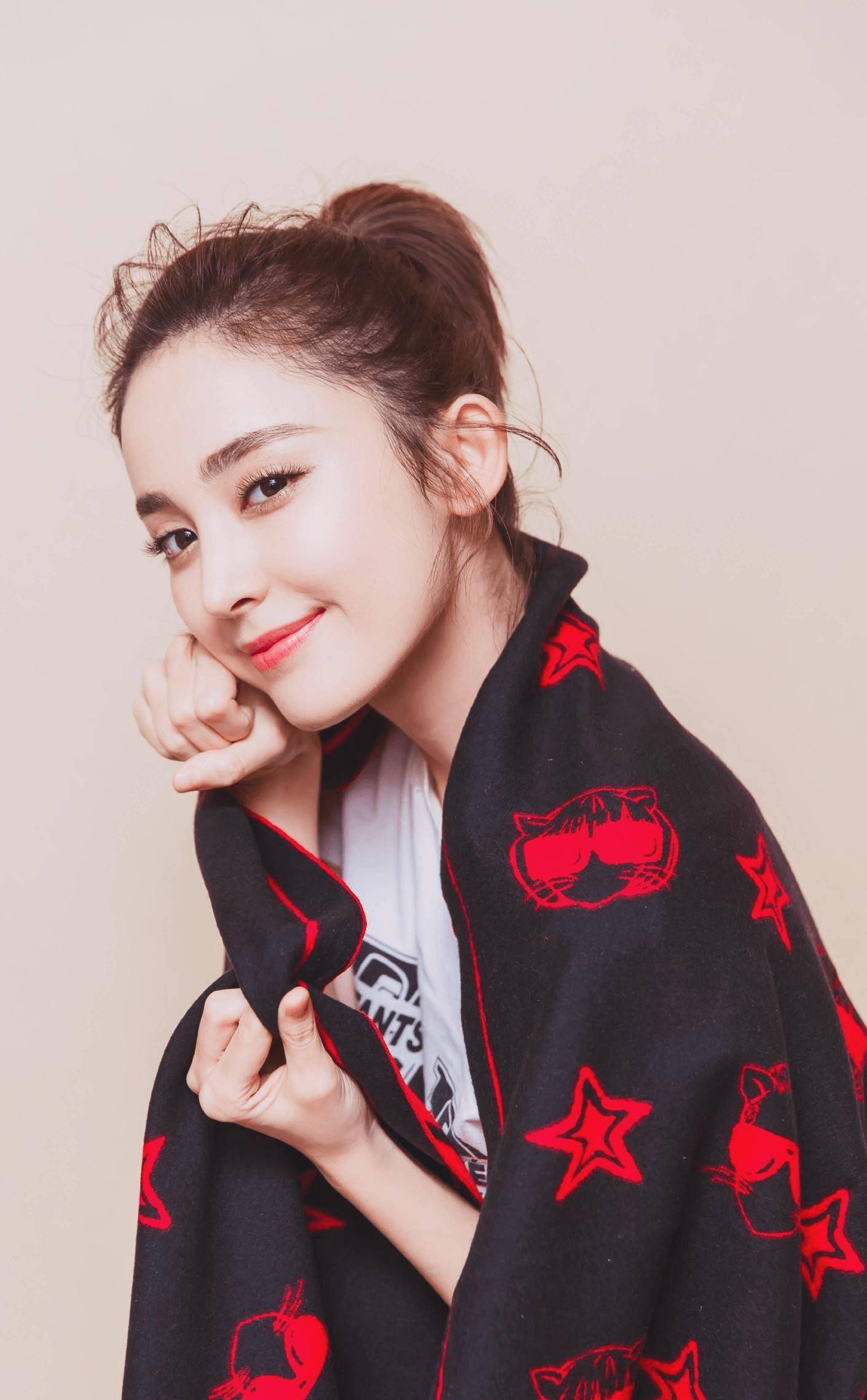 31岁古力娜扎身材凹凸有致,性感迷人演艺之路最亮点,如何保持水蜜桃般