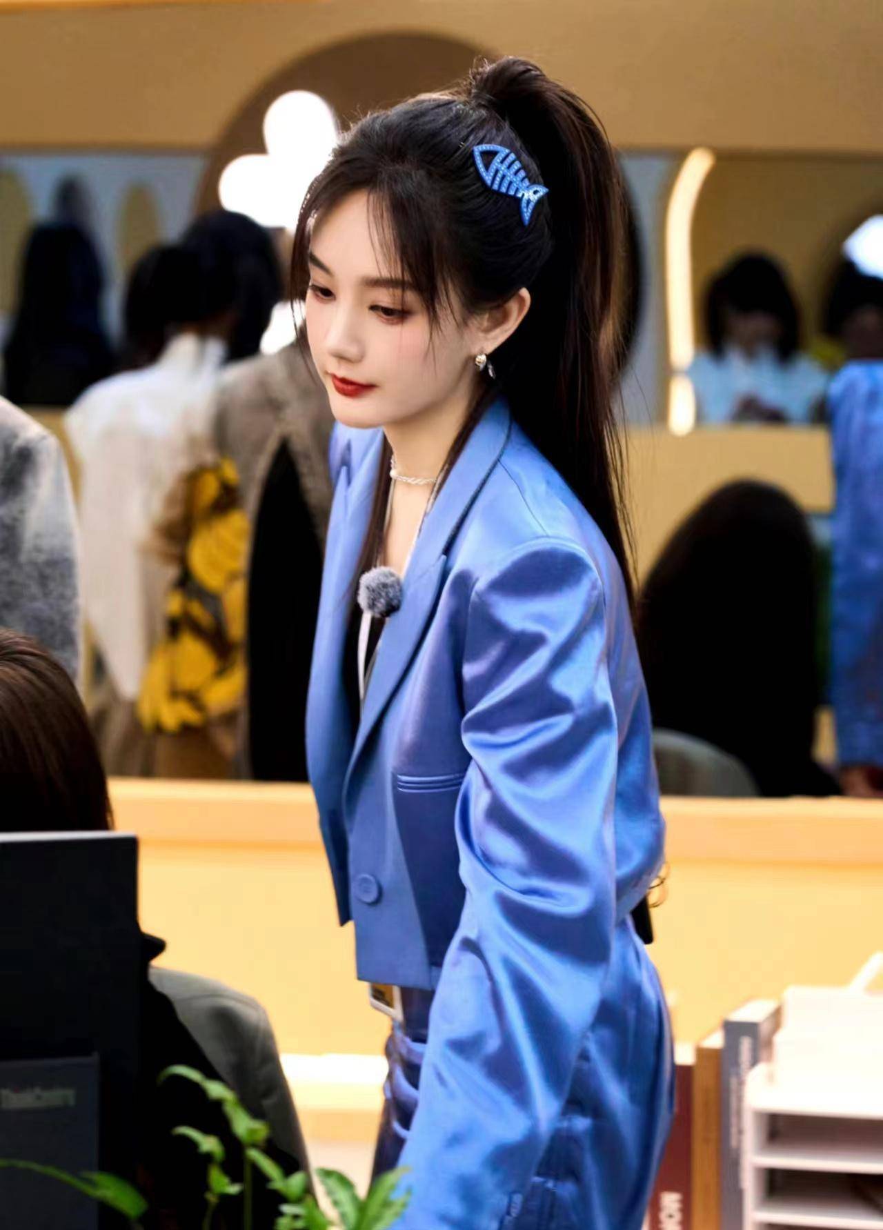 李一桐新造型《女子推理社》,身穿蓝色西装裙,非常漂亮又时尚!