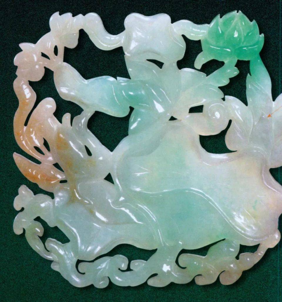 透雕荷鳧翡翠鑲件翡翠(jadeite)原產於南亞的緬甸山區,在古代並不是