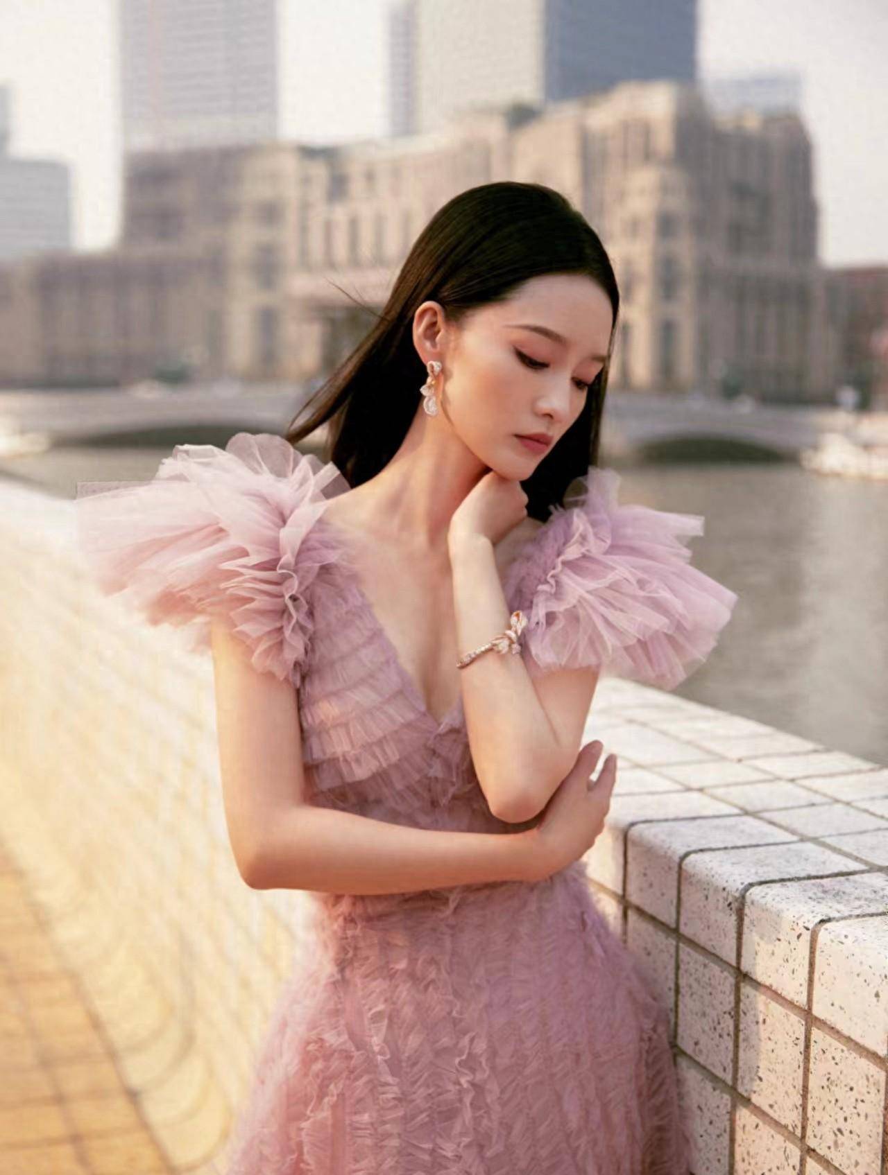 李沁活动新造型来袭,穿一条香芋紫薄纱长裙,唯美又仙气!