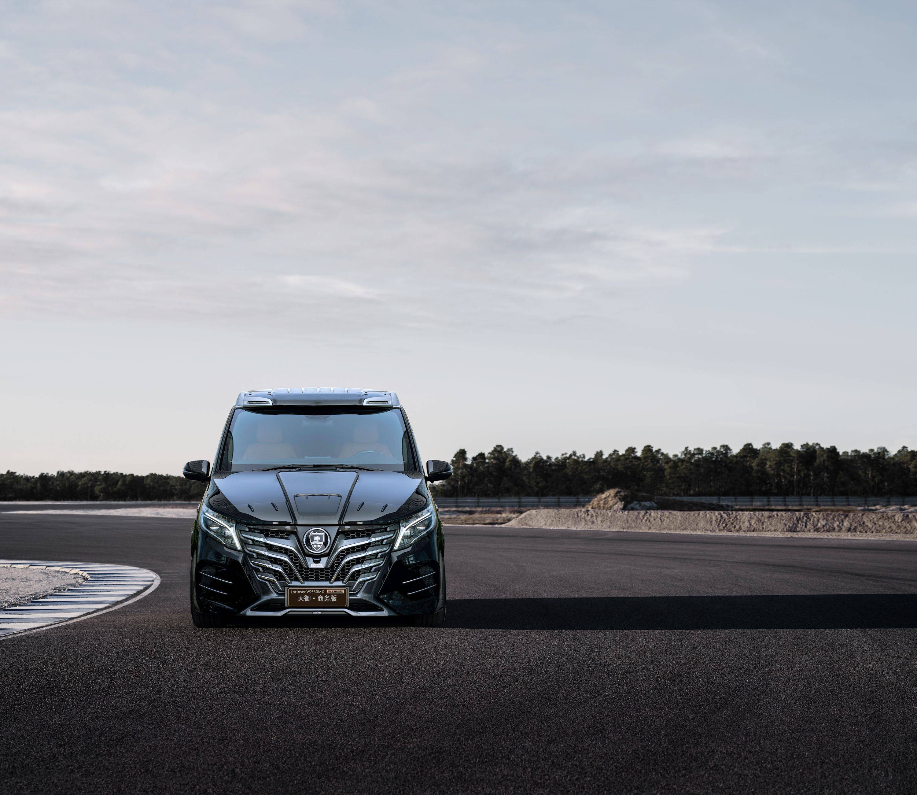 别只盯着埃尔法和雷克萨斯lm了,看完罗伦士天御商务版再决定!