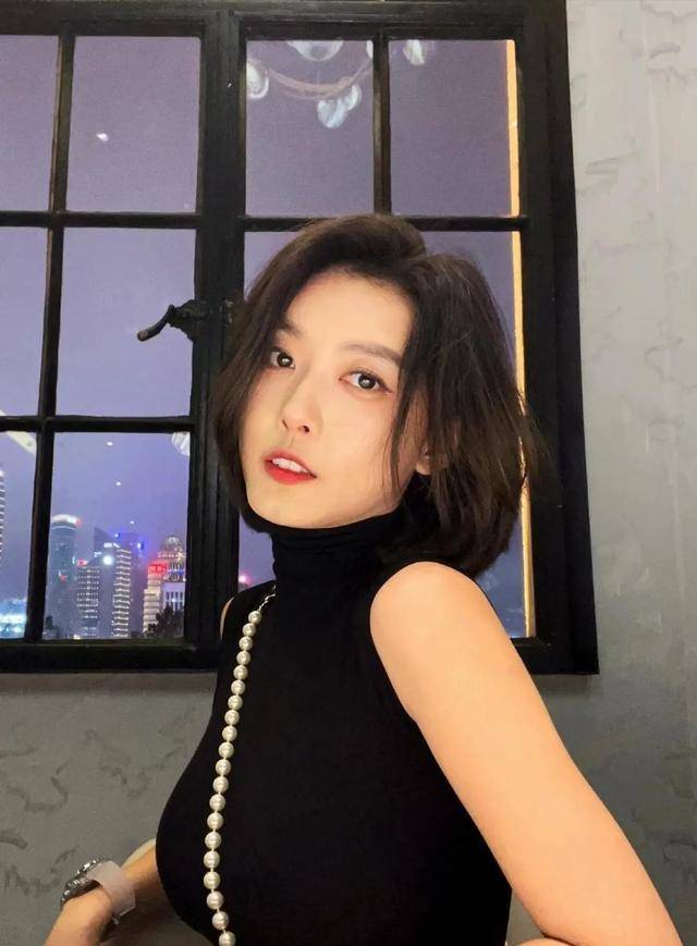 网红聂小雨穿吊带秀美背,开兰博基尼炸街,网友:越穿越少_视频_穿着