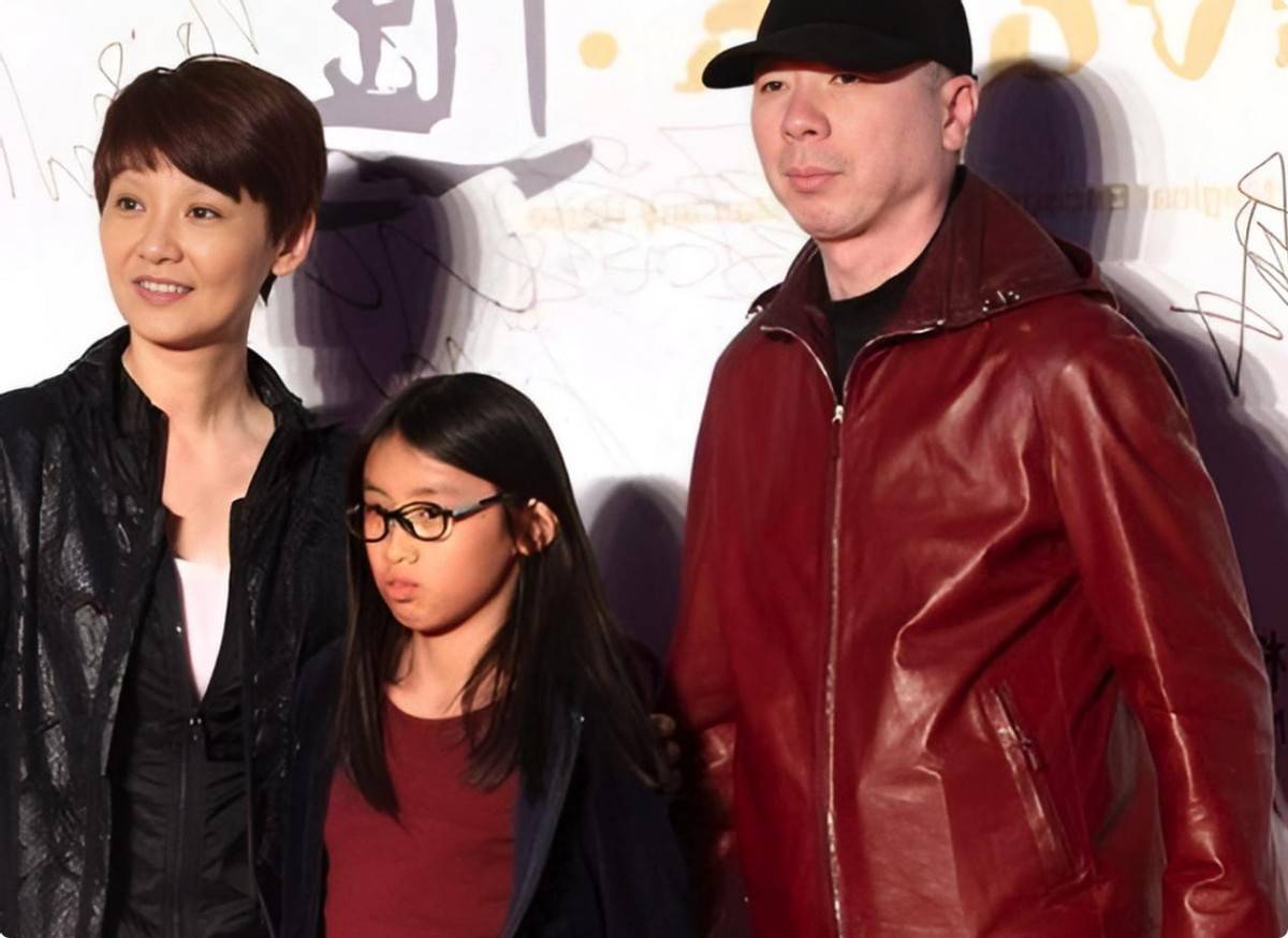 完美避开父母长相,冯小刚女儿办画展,五官精致撞脸虞书欣_徐朵_徐帆