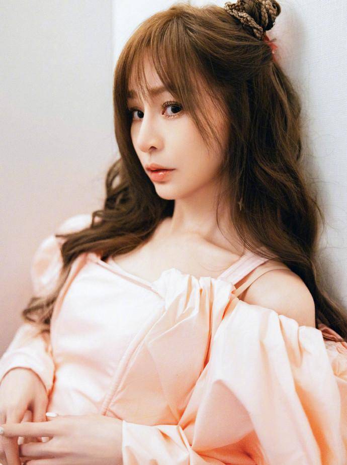 王心凌带火"美少女战士"造型,粉色连衣裙俏皮双丸子头,可真嫩_颜色