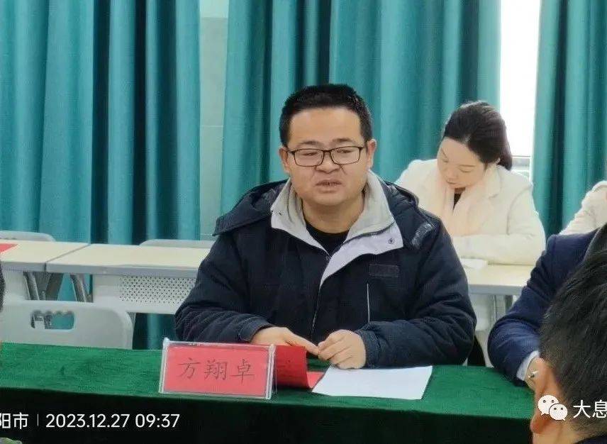 座谈会上,郑良锋代表息县中职学校致辞,对与会人员