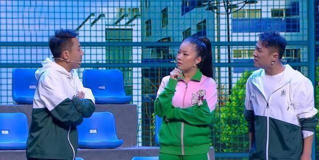 烧饼觉得孙建宏的作品跑题,都是孙建宏自己的表演,没有话题女王薇娅的