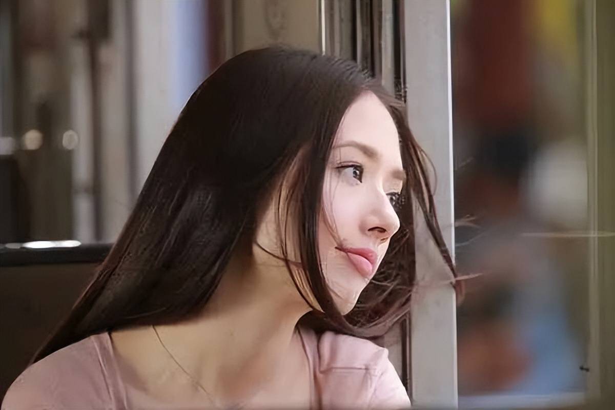 与颜值同样颇高的郭采洁和杨幂同框,都能感受到郭碧婷身上别样的气质