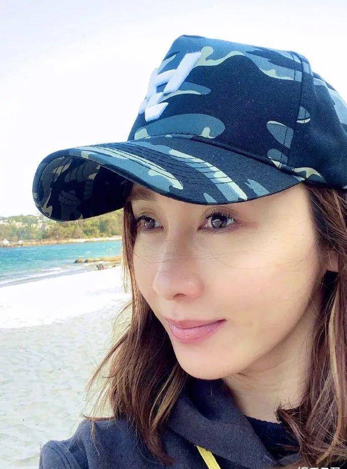 黎姿作为美容生意的ceo,当然对自己外貌有自信,近距离展示她的五官.