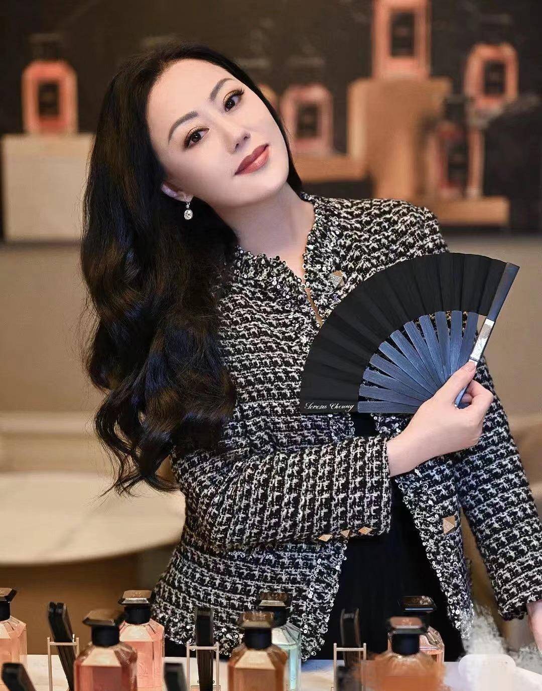 60岁章小蕙巴黎杀疯了,身材靓丽,曲线丰腴,"富贵花"名不虚传_女性