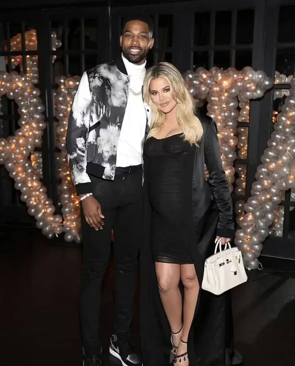 科勒卡戴珊摆姿势秀照片,紧身牛仔配曲线,看起来时尚_穿着_时光_命运