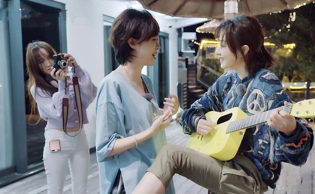 团综开播,她们的关系亲疏可见,扯头花的场面想想就算了_万茜_郁可唯