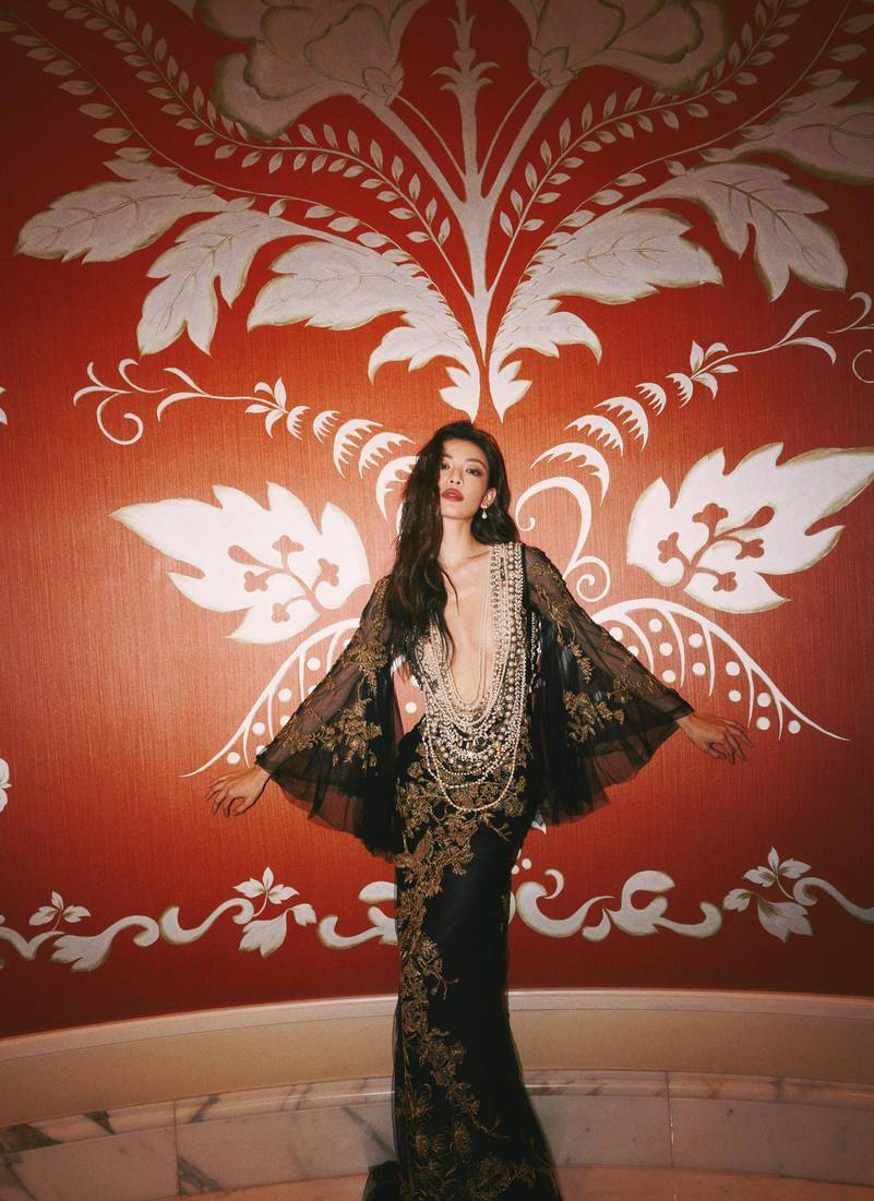 钟楚曦现大尺度造型,华贵礼服领子低到肚脐,胸前中空秀傲人曲线_时尚