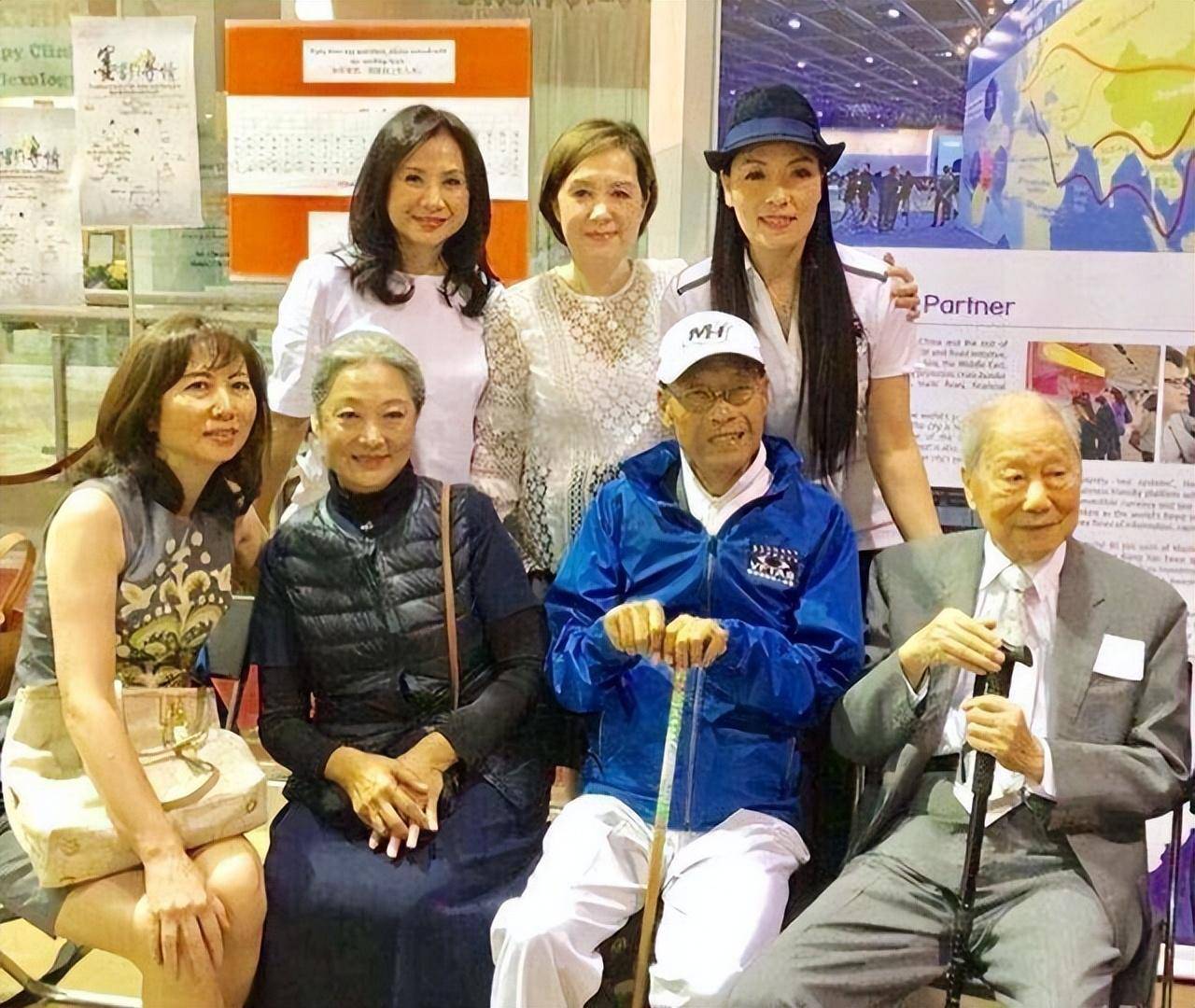 一代君子演员岳华,4段恋爱2场婚姻,无一人说他不好,低调实力派_郑佩佩