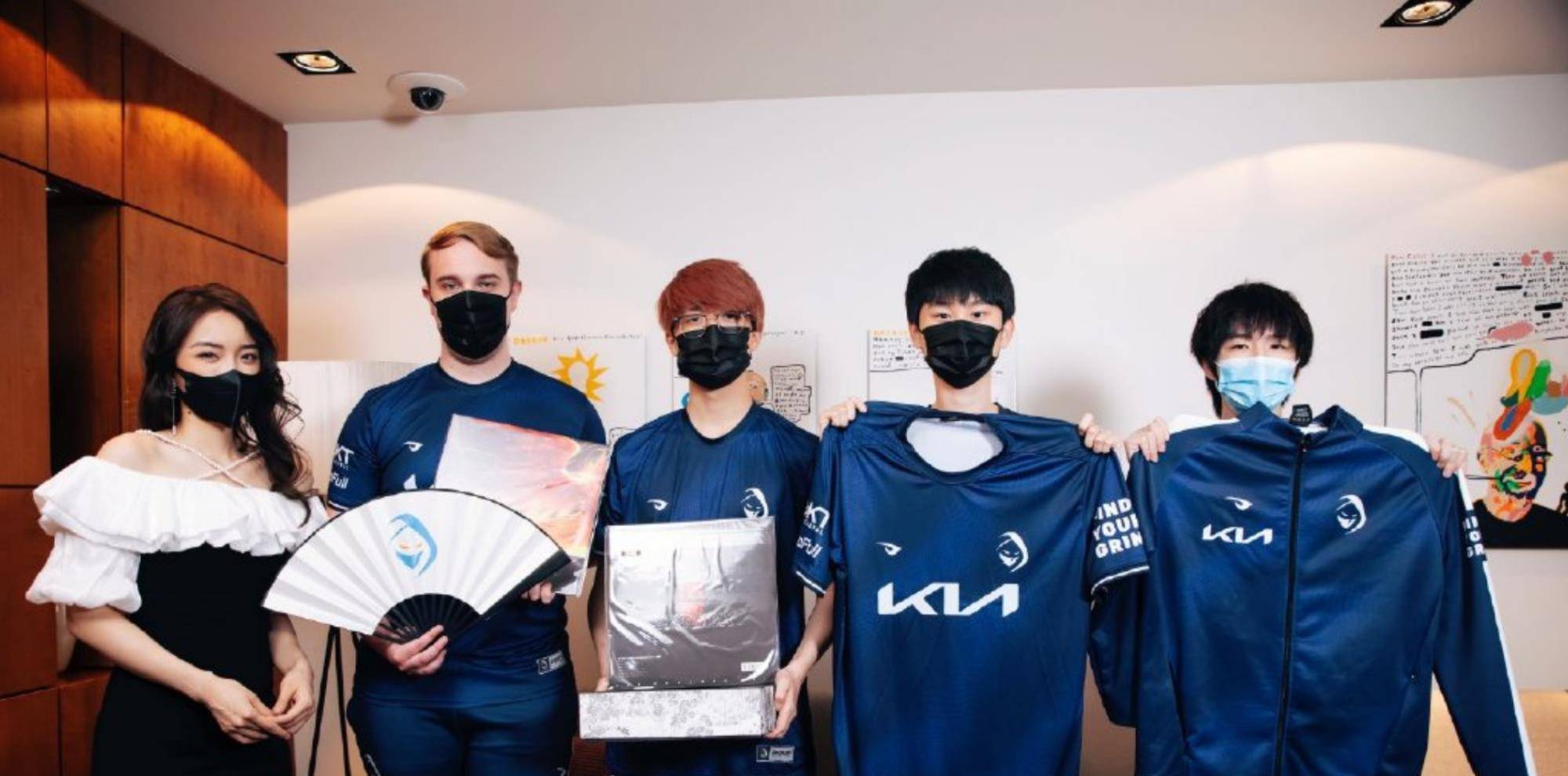 虎牙女主播丝足吸睛,s11世界赛成了陪衬?网友玩梗:lpl再见!