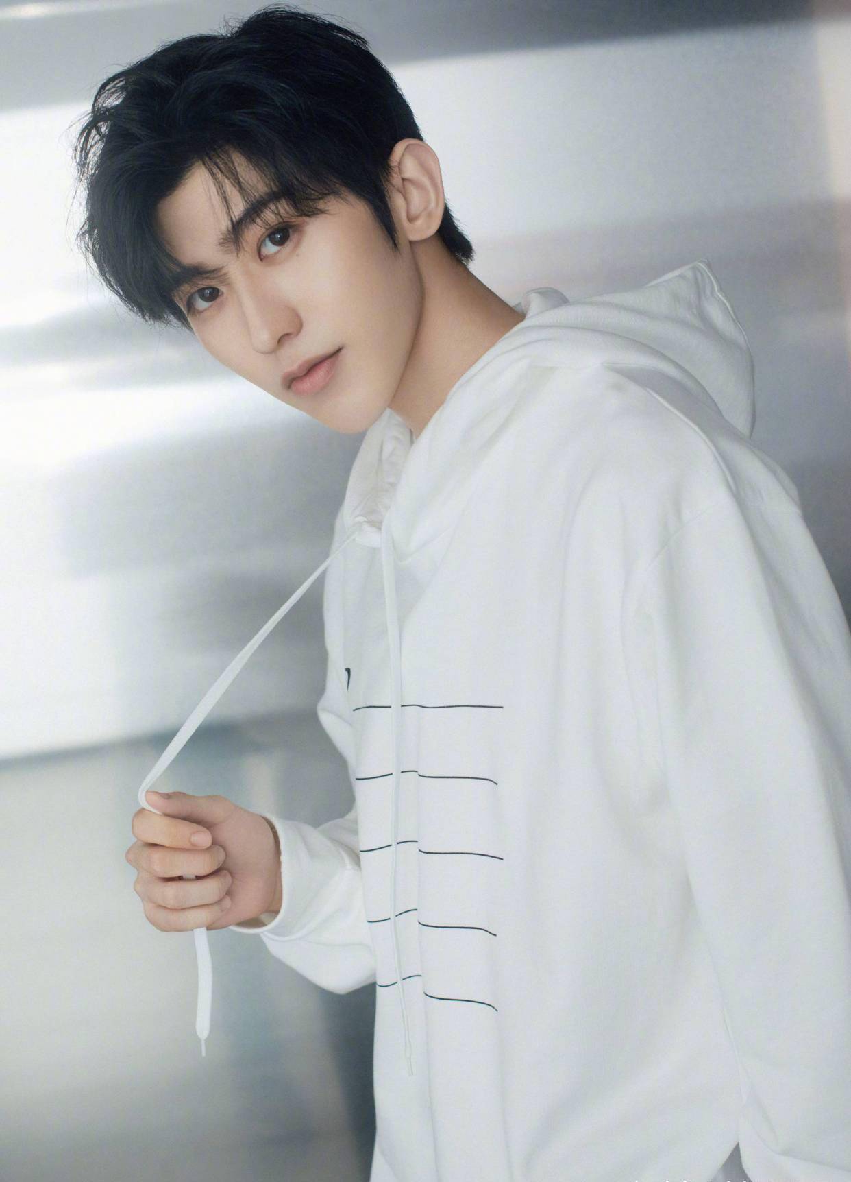 蔡徐坤撞衫魏大勋,穿同款白色"填空"卫衣,9岁差距一目了然_休闲_郑爽