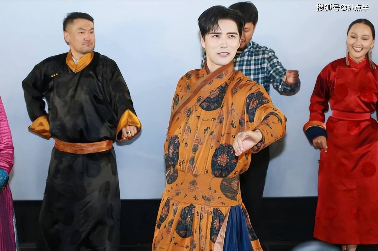 "音乐剧王子"阿云嘎上演"母子恋"?