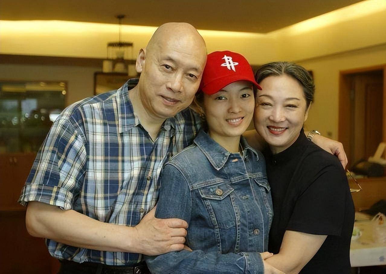 一代君子演员岳华,4段恋爱2场婚姻,无一人说他不好,低调实力派_郑佩佩