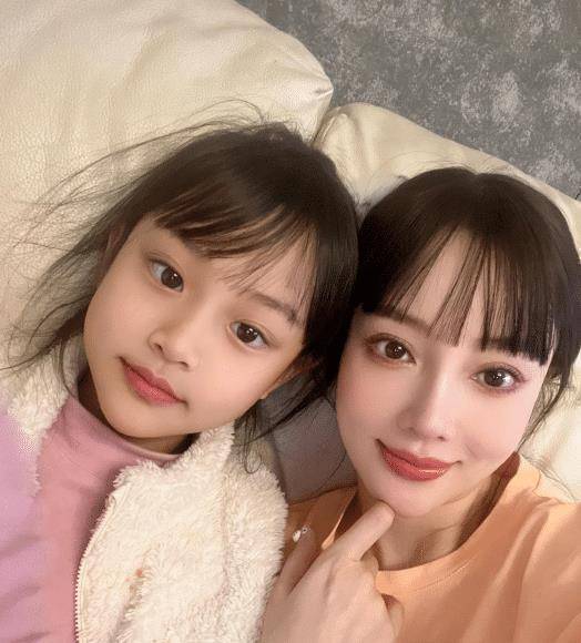 李小璐摆脱浓妆嘻哈风,顶一头"羊毛卷"减龄10岁,和甜馨像姐妹_时候