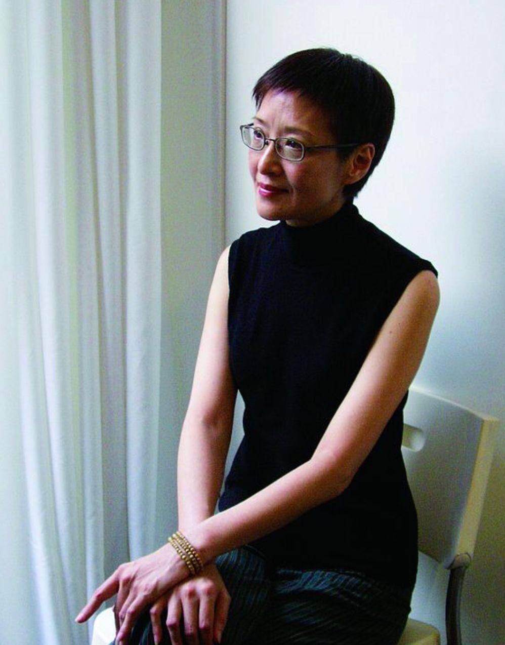 惊叹于七十岁胡因梦的晚年状态:短发,穿着朴素,气质优雅高级_女性