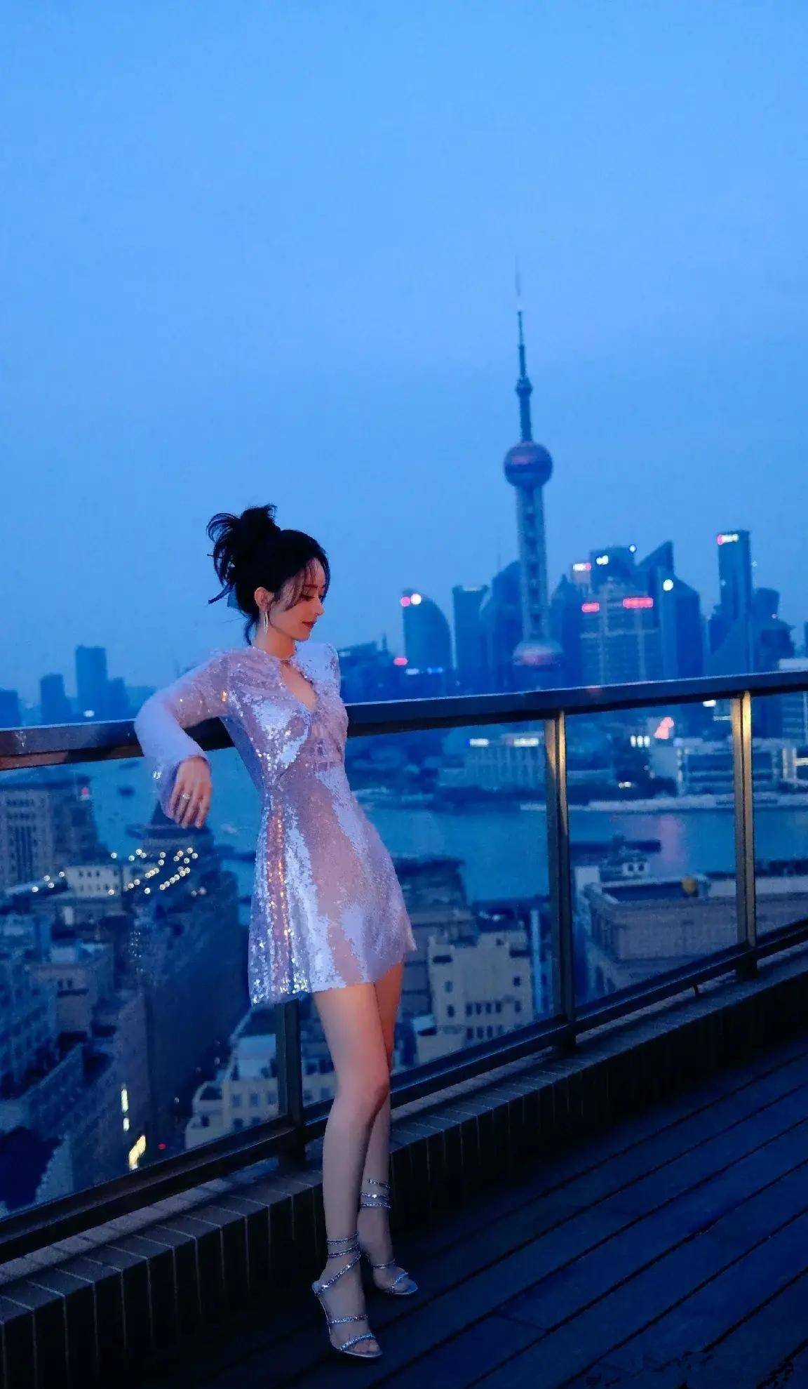 赵丽颖外滩拍写真摩登又晶莹,紫色镂空裙时髦似仙子_造型_短裙_亮片