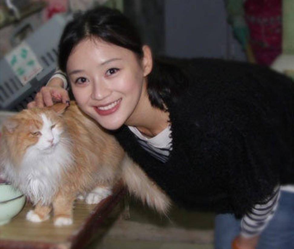 虽然没有学习舞蹈,但为了培养袁姗姗的气质和修养,袁妈妈从6岁那年