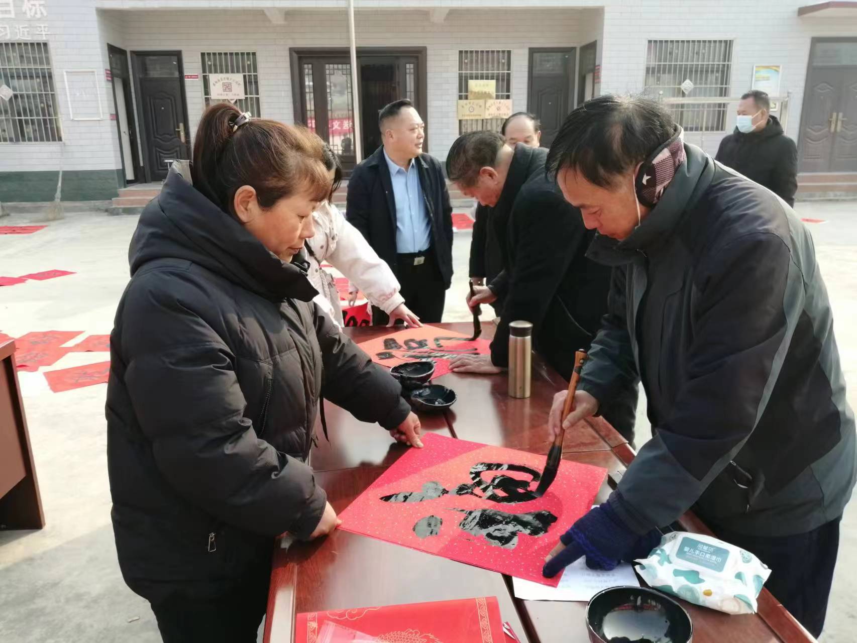 中原传统书画院送文化下乡活动在禹州市苌庄镇于王沟村举行_村民_春联
