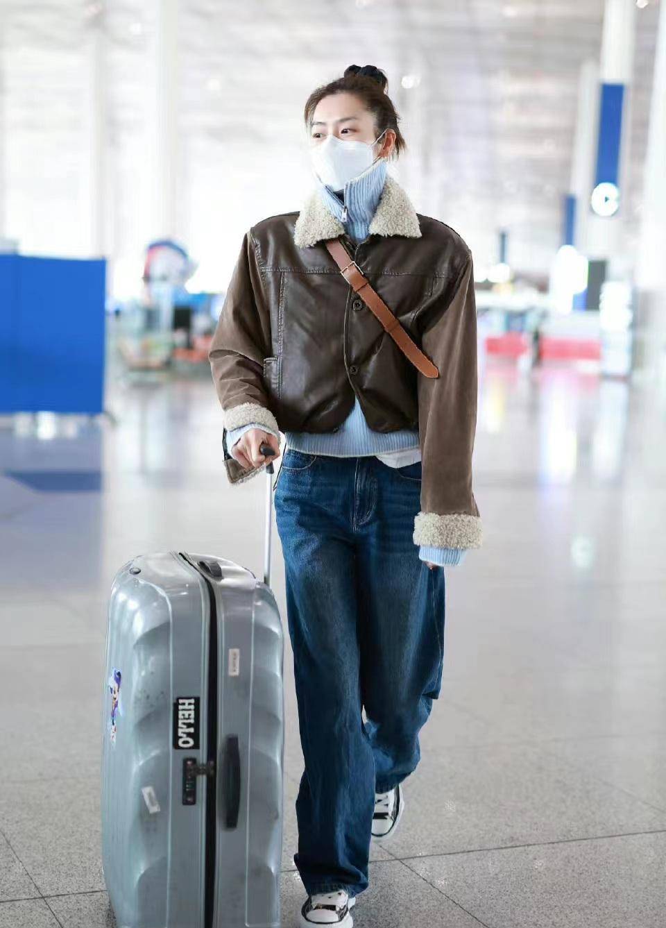 刘雯秋冬氛围穿搭,翻毛领短外套叠穿针织衫配牛仔裤,时尚保暖_蓝色