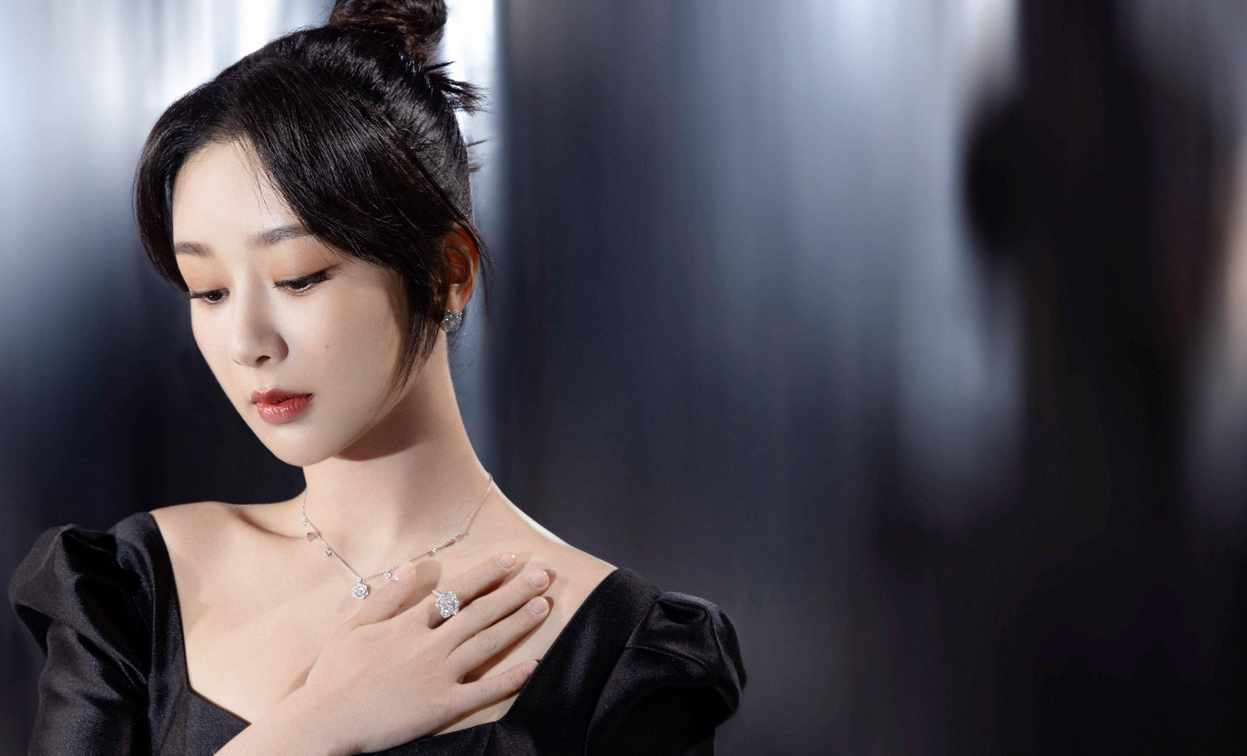 因此,这款礼服裙简约而不失高贵,将杨紫的身材完美展现.