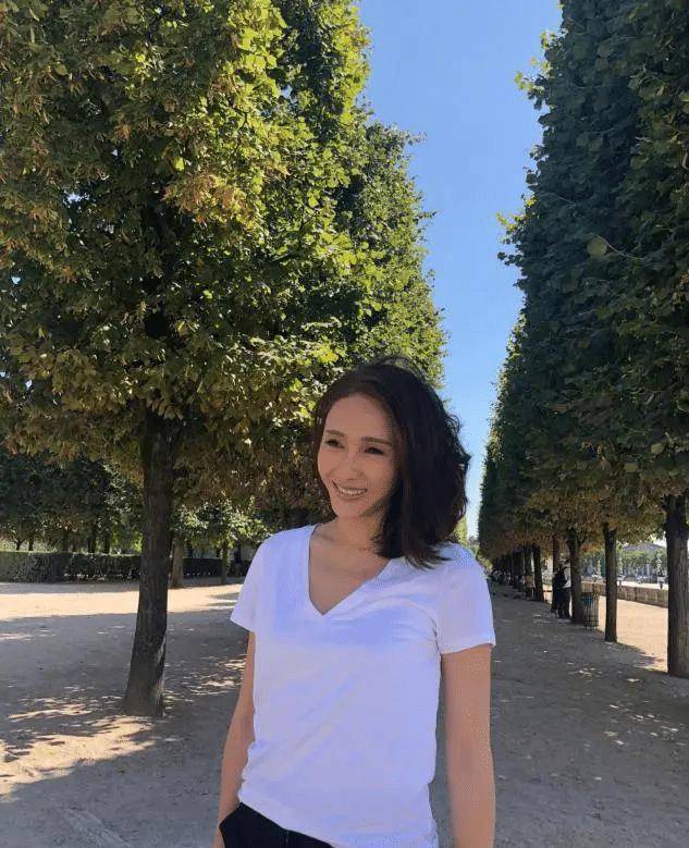 黎姿退圈后罕见露面,穿印花连体裤状态惊艳,哪像70后的人_的设计_款式