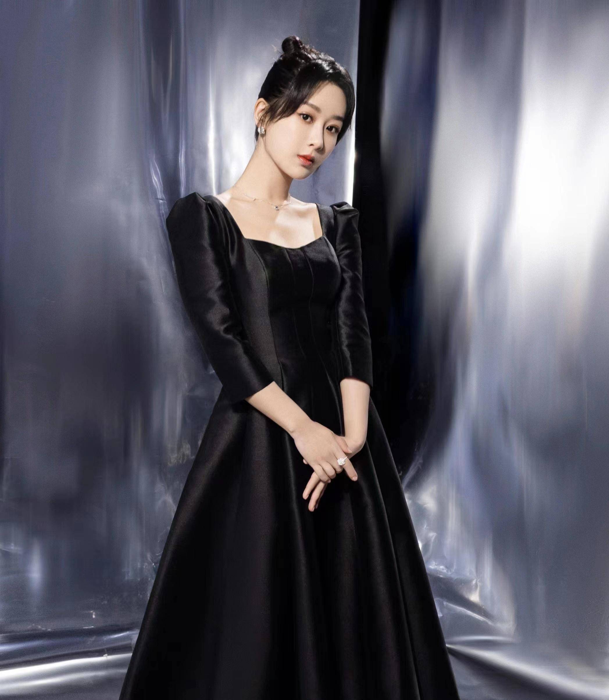 杨紫微博之夜"黑"客造型惊艳众人 穿黑色连身裙亮相 瞬间点燃现场