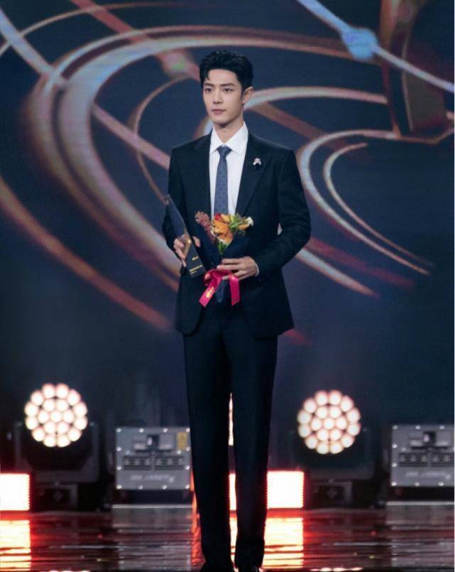 肖战再度登顶华语男演员双榜首,自称拍戏吊威亚经常淤青,真是实至名归