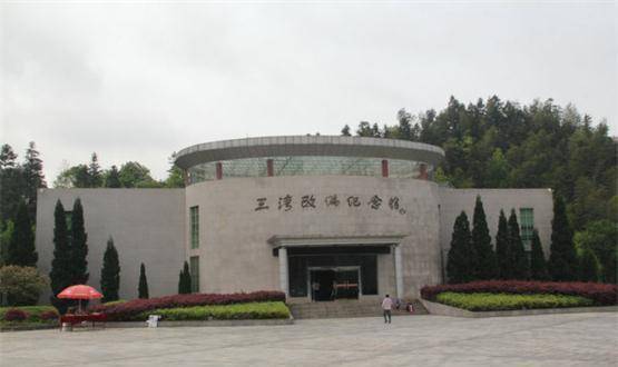 曾經被兵匪侵擾的小山村,一座巨大的圓頂建築——