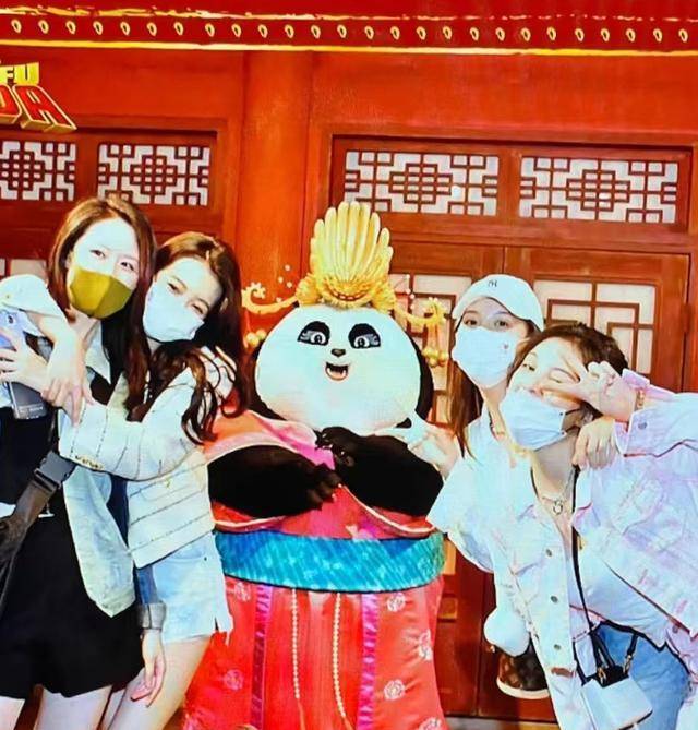 孙怡和3位闺蜜出游,170cm大长腿抢镜,其中一位闺蜜酷似周雨彤_杜雨宸