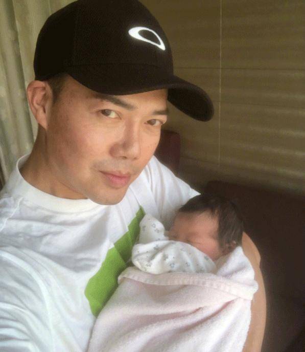 "laughing哥"一双儿女长大了,女儿神似父亲,6岁儿子很帅气_谢天华