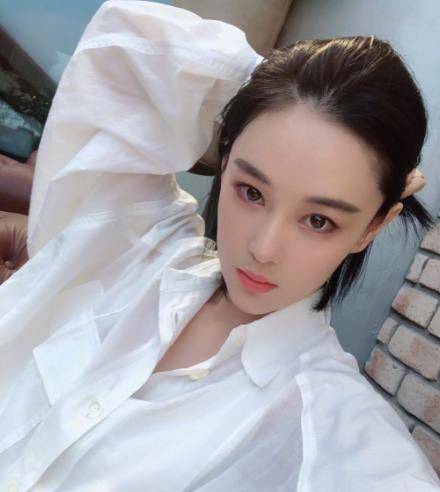 结婚两周年刚过,张馨予又穿"男士白衬衫"撒糖,与何捷腻歪3天_照片
