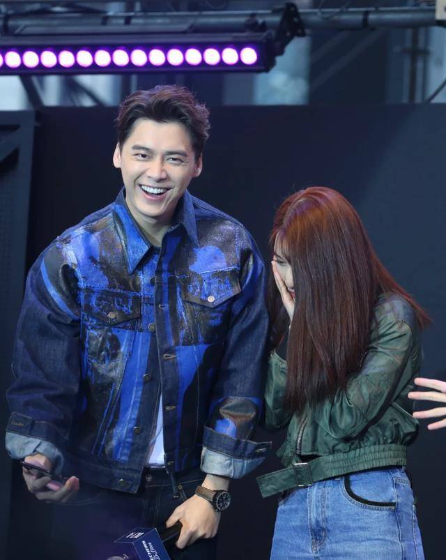 或许是和李易峰合影太有压力了,女粉丝一直双手捂住脸,力求让自己的脸