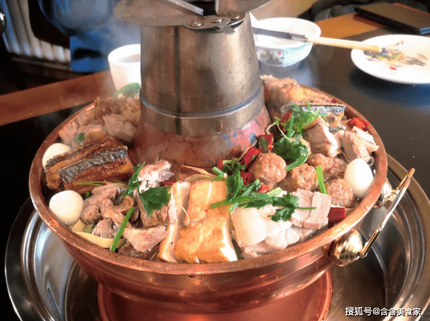 青海土火鍋青海三燒,這道充滿地域特色的美食,不僅是一道菜,更是一種