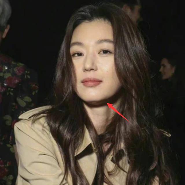 此外,她的颈纹也十分的明显,无意中还是出卖了年龄.