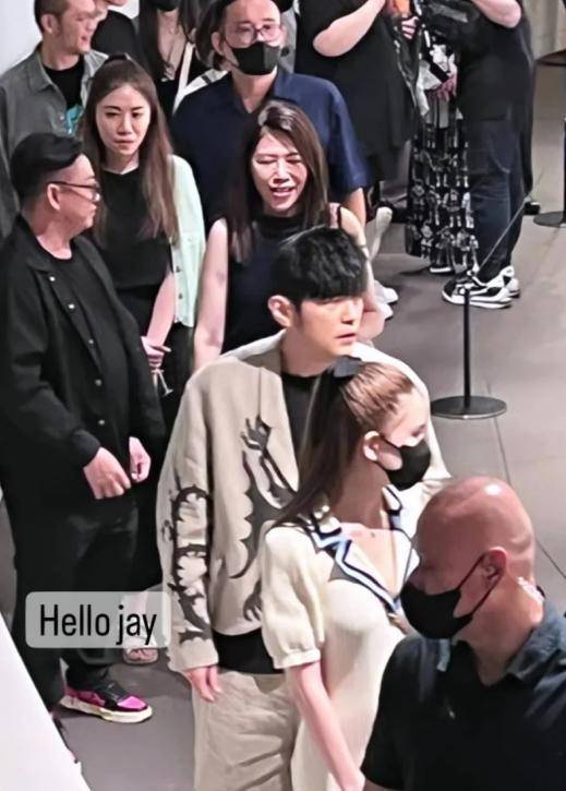 周杰伦新加坡办艺术展,昆凌被夸美如洋娃娃,周杰伦穿搭却被吐槽_画展