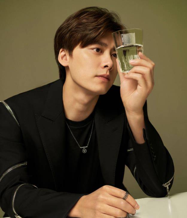 李易峰3个杂志封面来袭,34岁魅力十足,但和当年变化不小_西装裤_男士