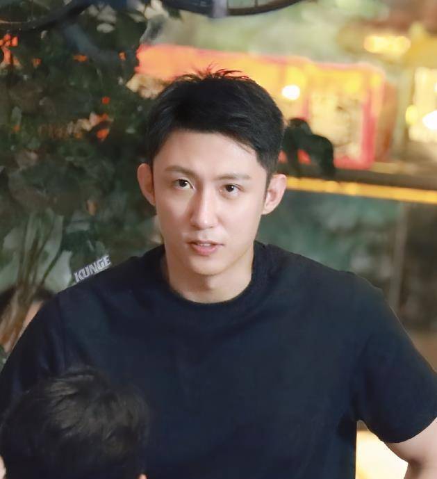 前妻王雨馨再度开撕,晒出和黄景瑜的聊天记录,意外曝光了黄景瑜的头像