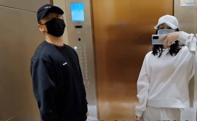 苗苗再晒豪宅细节,2岁女儿婴儿车放门口,郑恺还有"懒人沙发"_淼淼