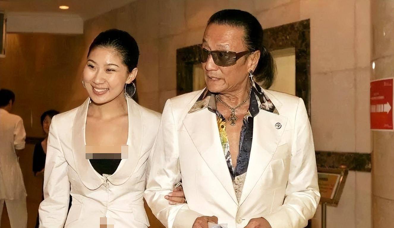 相差49岁的爷孙恋:谢贤养了12年的coco,分手5年后现在怎样了_可可